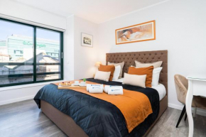Host Wise - Elegant Spacious Flat w Balcony - Ace Location